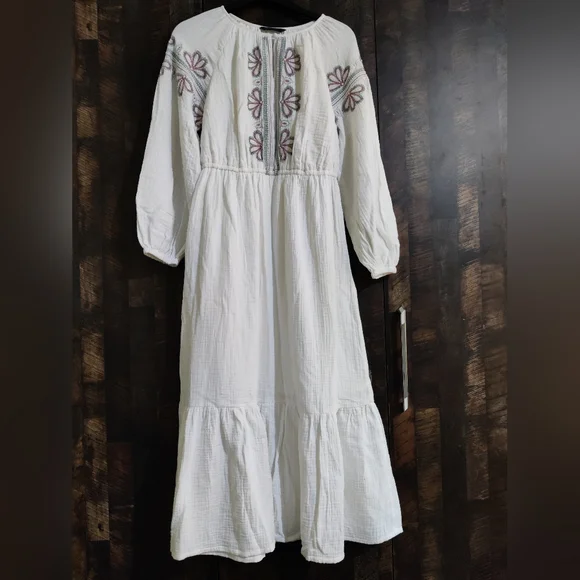 Women's Dress - Picture 4 of 11